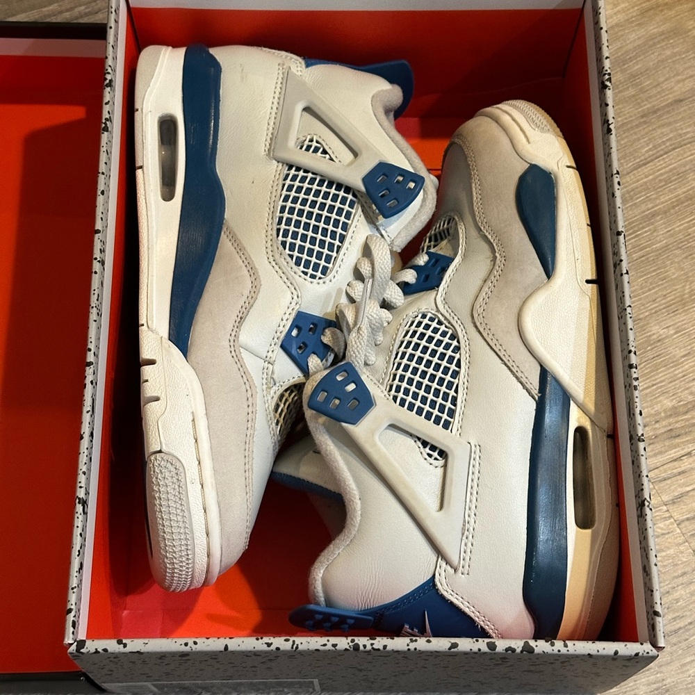 Air Jordan 4 Retro GS
Off White/Military Blue